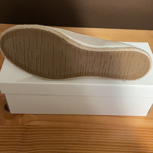 New in box Calvin Klein flats - Picture 7 of 8